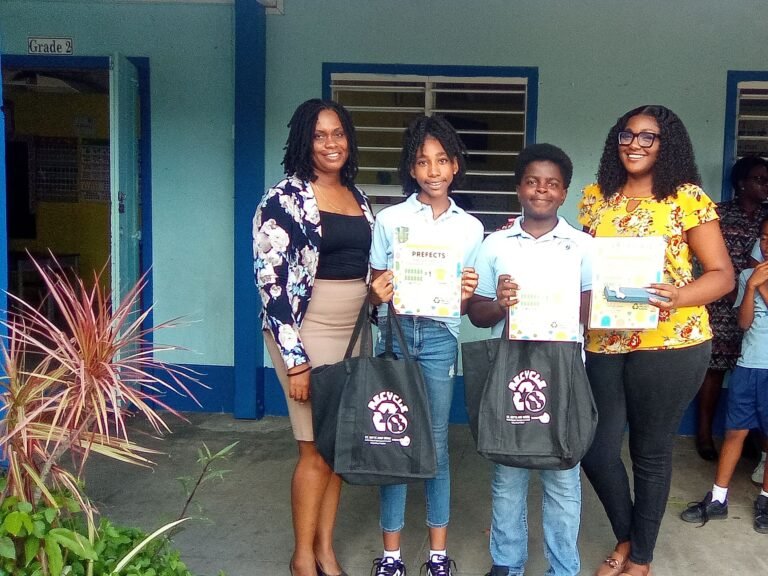 Read more about the article Two Primary Schools collect over 13 000 bottles in Pilot recycling Campaign.